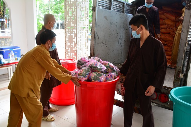 Continuing to support people in need in the Covid-19 pandemic of Hoang Phap Pagoda (series 4)